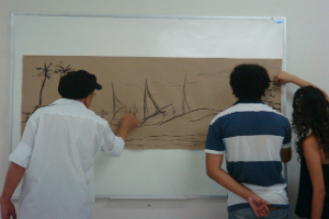 Imagem: Produção de desenhos durante a Exposição Preto no Branco.
